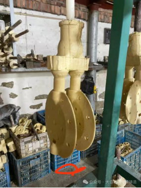 The disc tray holes are all reinforced with metal. Could you please take a look at how the casing is made to prevent this metal from being trapped?