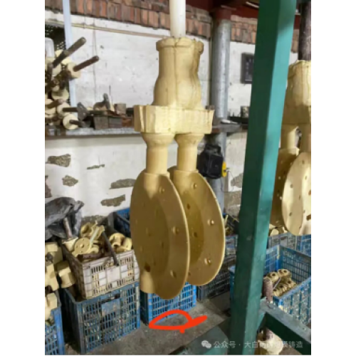 The disc tray holes are all reinforced with metal. Could you please take a look at how the casing is made to prevent this metal from being trapped?