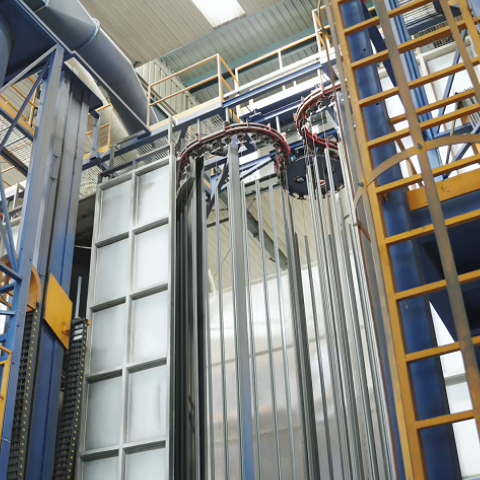 黑色喷雾涂层在门上的铝制轮廓上