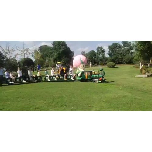 Video de mini locomotora de vapor verde.