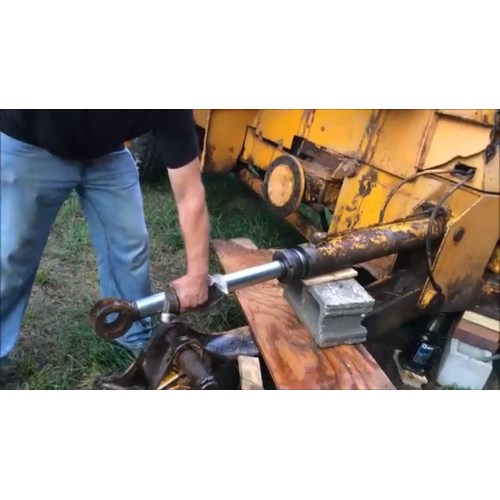 Hoe een hydraulische cilinder op een tractor opnieuw op te bouwen