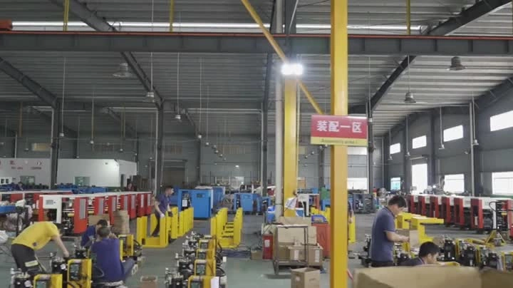 Er-xotin Pereslavlda jinsiy aloqa uchun sherik qidirmoqda.