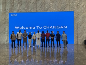 รถทรัมเป็ตพาลูกค้าชาวไนจีเรียไปเยี่ยมชมสำนักงานใหญ่ของ Changan Automobile และดำเนินการเจรจาธุรกิจกับพวกเขา