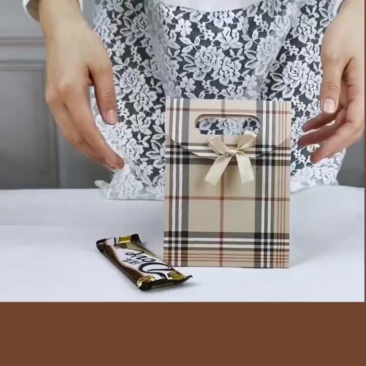 gift bag with wave