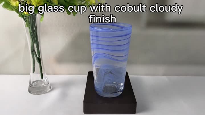 Tasse de verre à boire nuageux de couleur bleue