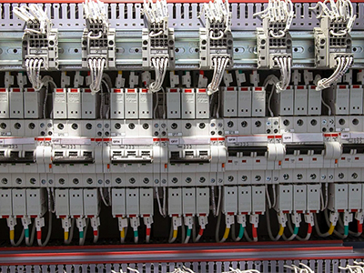 Le marché mondial des relais croît régulièrement, stimulé par la demande de véhicules électriques et d’automatisation industrielle