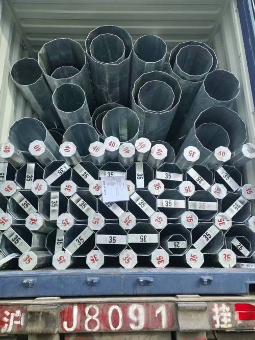 Ηλεκτρικοί στύλοι αποστέλλονται στις Φιλιππίνες τον Δεκέμβριο του 2025.