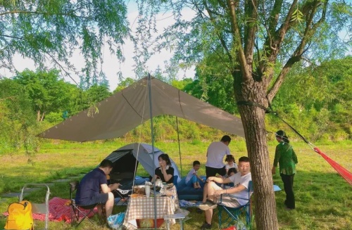 Welche Ausrüstung sollte beim Camping getragen werden? (2)