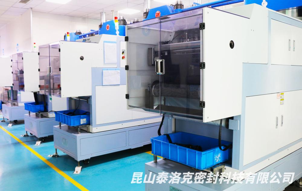 Fully automatic feeding production machine