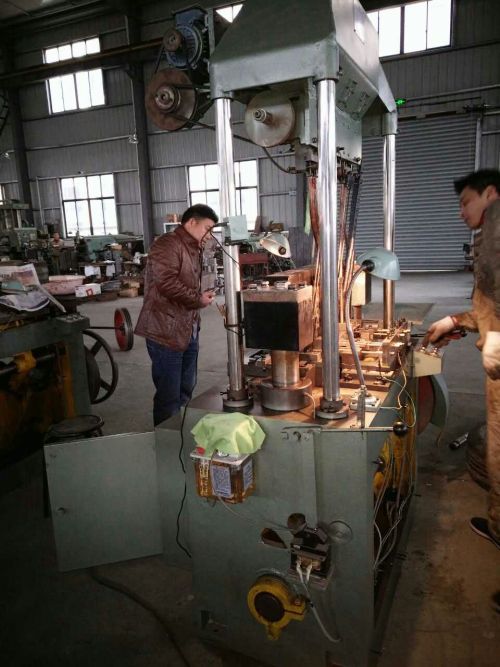 I lavoratori della fabbrica di catene producono catene di motociclette