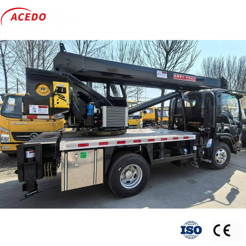 Guindaste montado em caminhão de alta eficiência de 8 toneladas entra em operação, permitindo operações de elevação de carga pesada em cenário completo