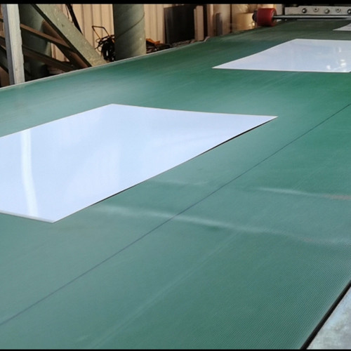 Разрезание металлической стали белого цвета для бытовой техники