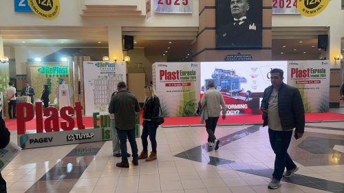 Setzen Sie im Wind Segel - Denken Sie an die erste Ausstellung in Übersee in Übersee in Übersee