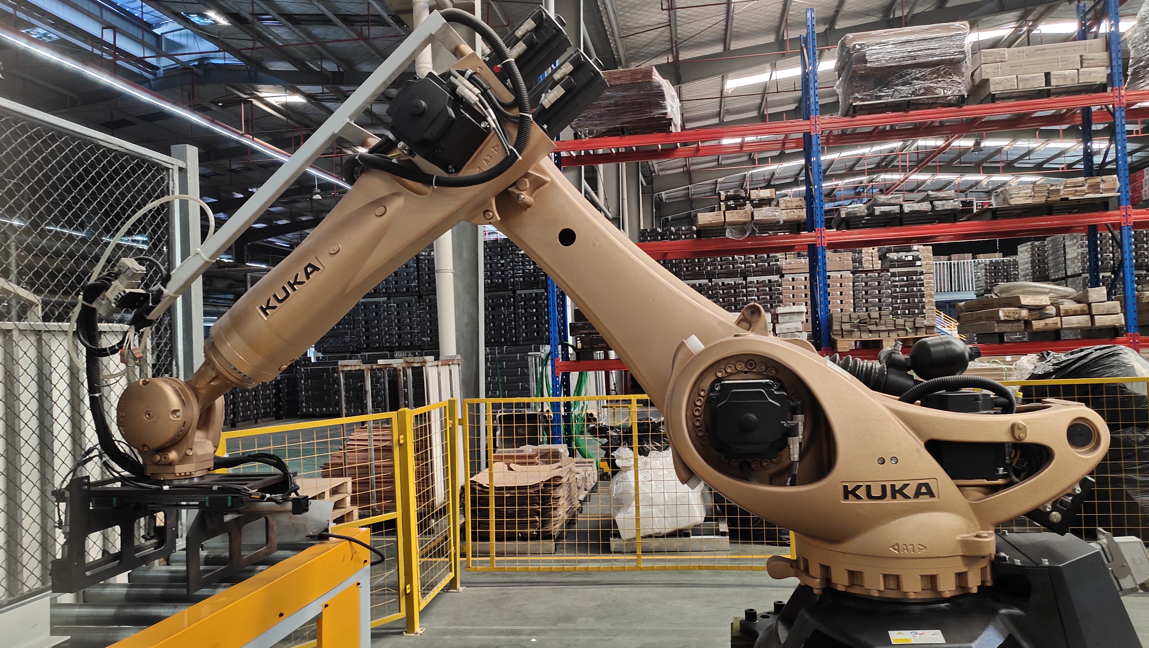 Robot Hand está empilhando caixas no palete