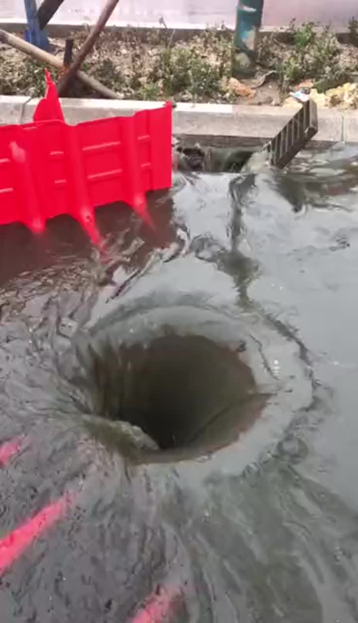 El agua de la lluvia desvía la barrera de inundación