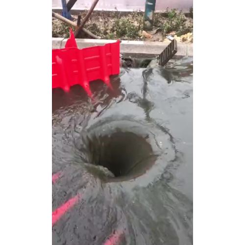 El agua de la lluvia desvía la barrera de inundación