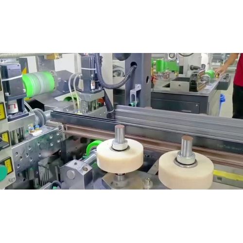 Línea de montaje de roscado CNC para perfiles.