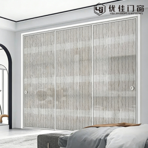 شركة Jiumu Industry تطلق بابًا داخليًا زجاجيًا منزلقًا بسيطًا مكونًا من ثلاث ألواح