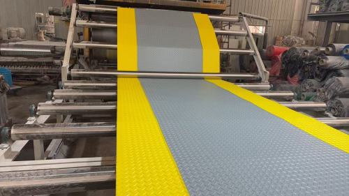 Компания успешно разработала двухцветные технологии производства ковриков на этаже
