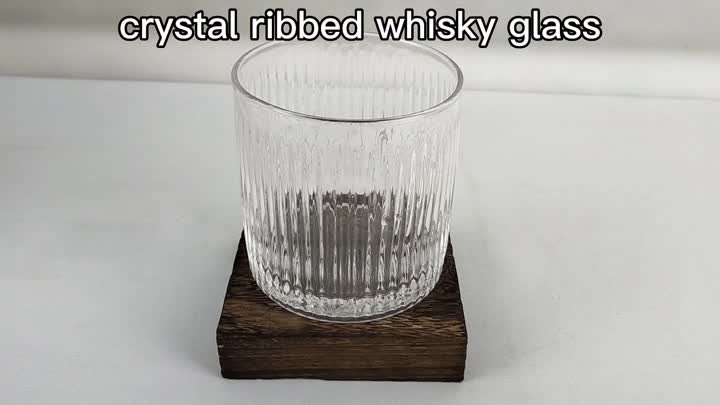 Gasas de chupetón de whisky de vaso de cristal redondo acanalado