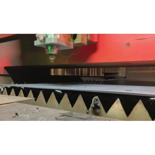 Wartung des Laserschneidkopfes