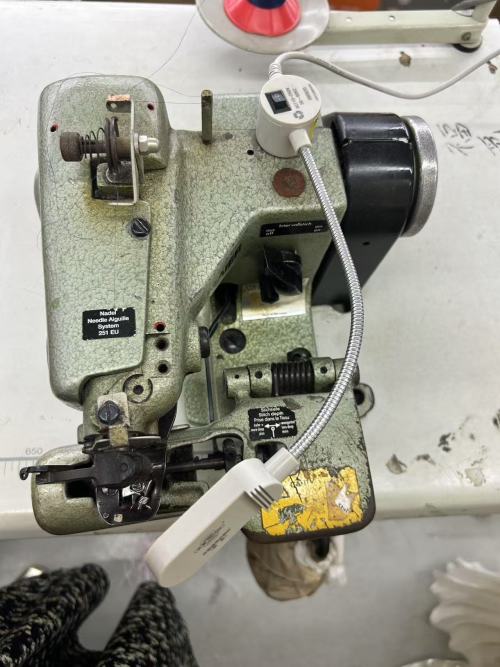 Un fabricante de ropa profesional lanza dos estilos de faldas autorretrato repletos de estrellas, ofreciendo una experiencia de ropa femenina de alta gama