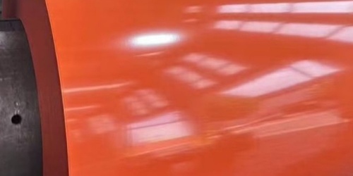 Qu'est-ce qui est supérieur en termes d'efficacité et de coût : une tôle d'alliage zinc-aluminium rouge-orange prélaminée ou un revêtement par pulvérisation traditionnel ?