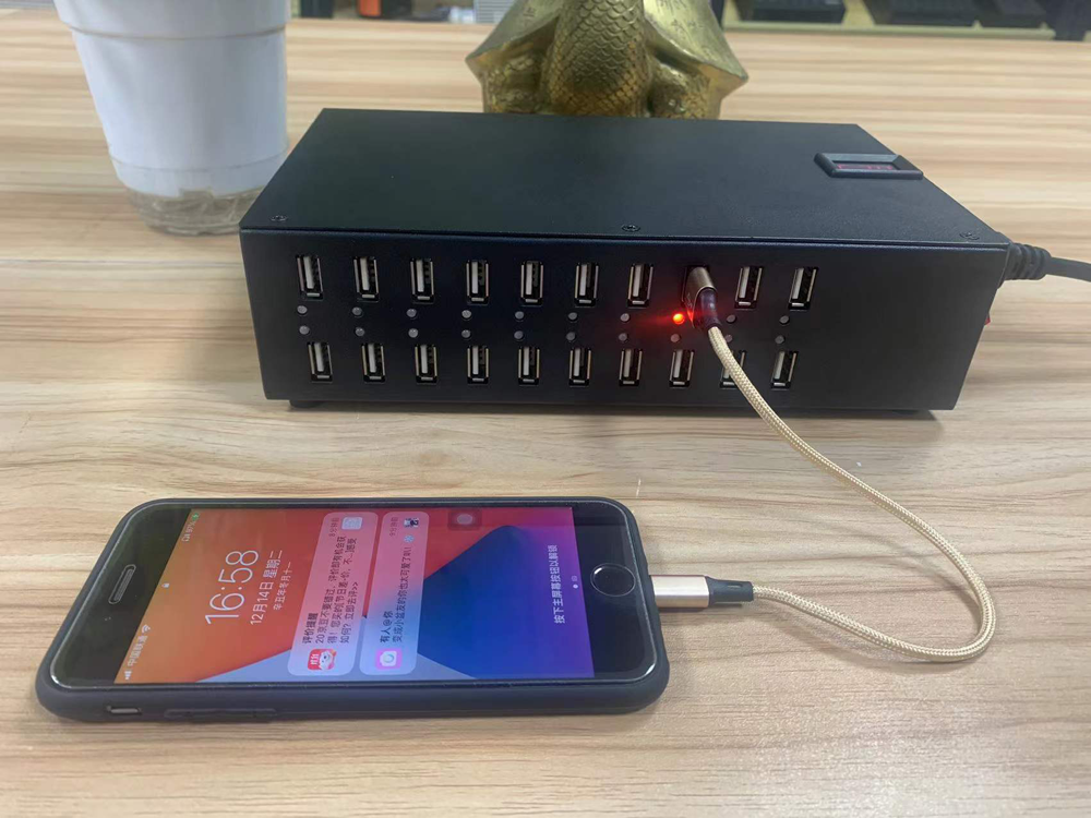 Cargador USB AI de 20 puertos