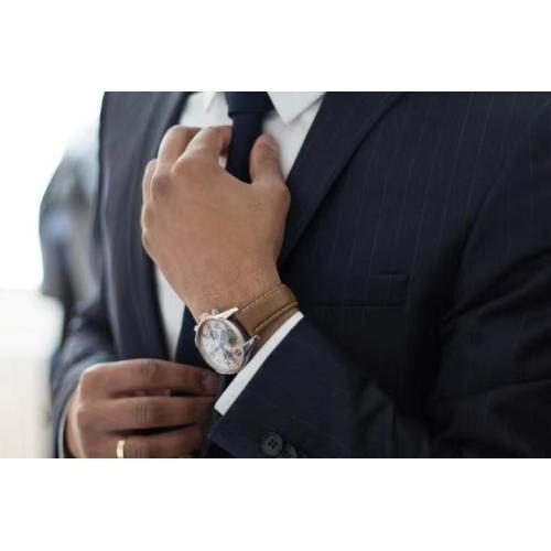 A quali dettagli dovrebbero prestare attenzione quando Wear Wrist Watch?