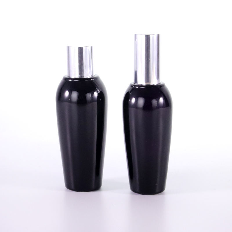 Botella de cristal negra en forma especial con tapa de astilla
