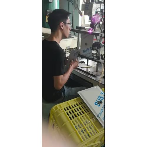 มือที่มุ่งเน้น: ขั้นตอนสุดท้ายของการผลิต