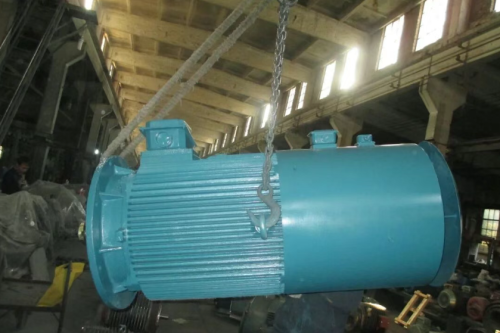 ¿Por qué los ventiladores independientes utilizados en algunos motores de frecuencia variable deben estar equipados con dos cajas de conexiones?