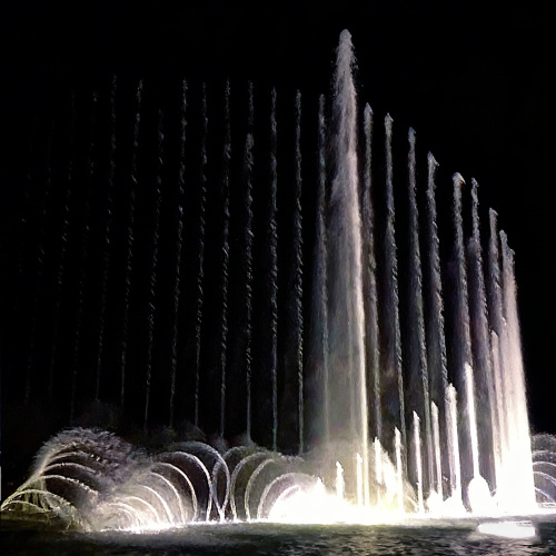 Көлдегі қалқымалы қалқымалы музыка фонтаны