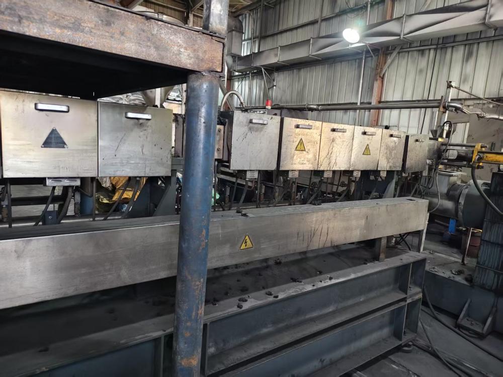 Black mother twin-screw extruder