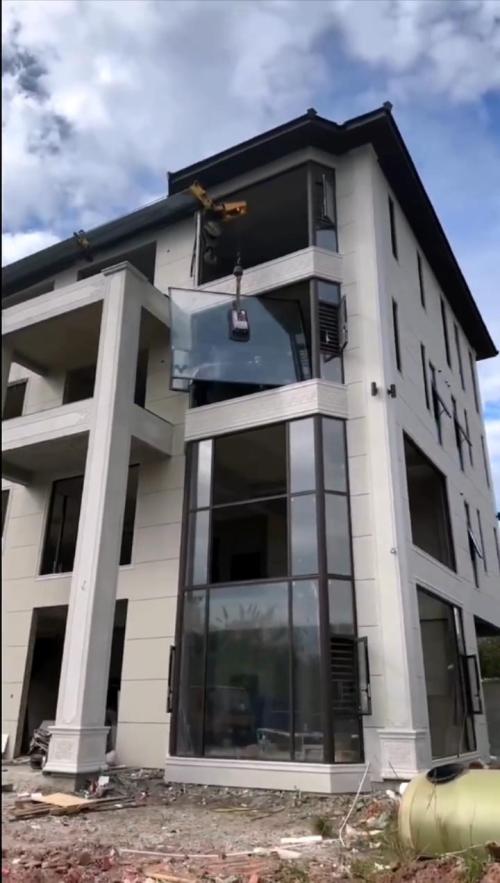 Moeiteloos hanteren van zwaar glas: de gebruiksvriendelijke Glassboy-batterij-vacuümlifter voor 750 kg glas