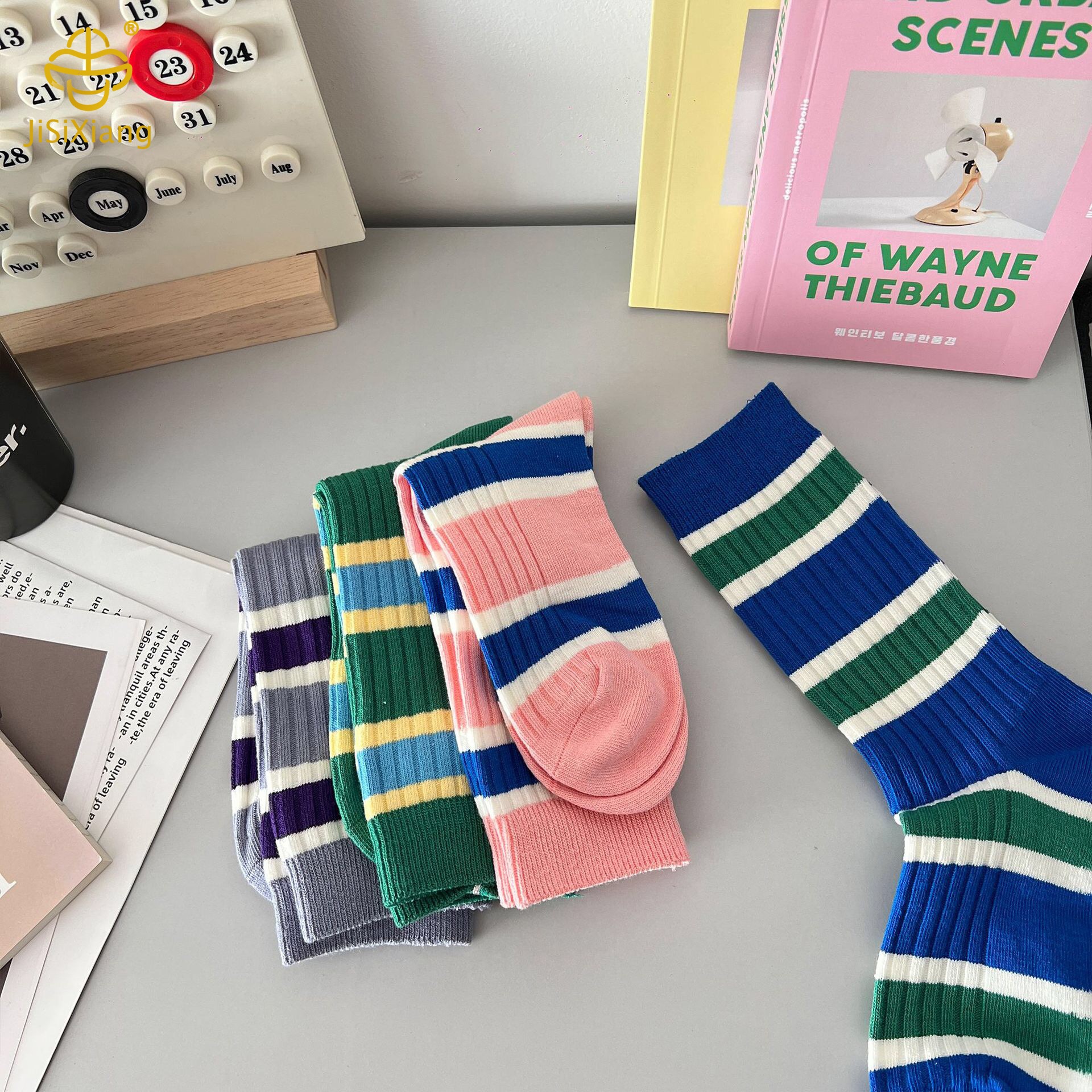 컬러 코튼 양말을 곁들인 한국 줄무늬 미드 튜브 양말