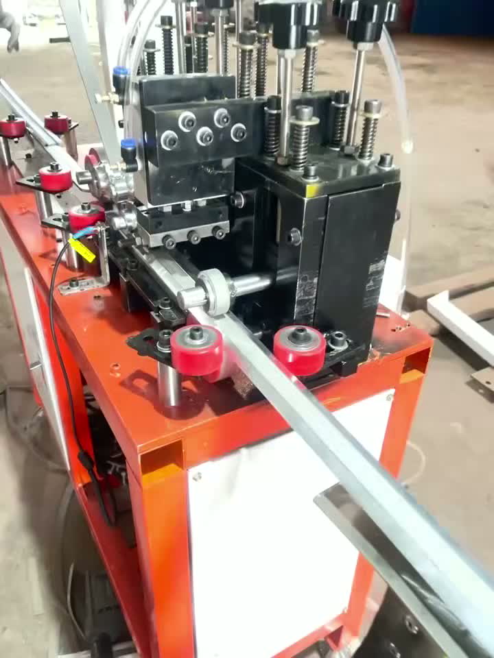 Máquina de alimentação de tira de borracha