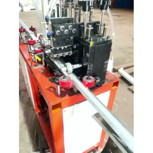 Máquina de alimentação de tira de borracha