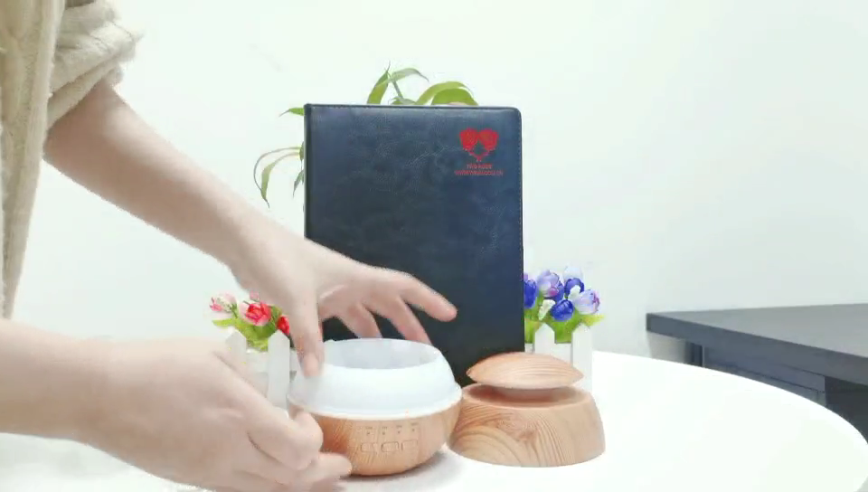 Personnaliser la forme de la forme chaude à tendance du ménage à l&#39;huile essentielle aromathérapie réel arôme en bois diffuseur et voiture électrique humidificateur1