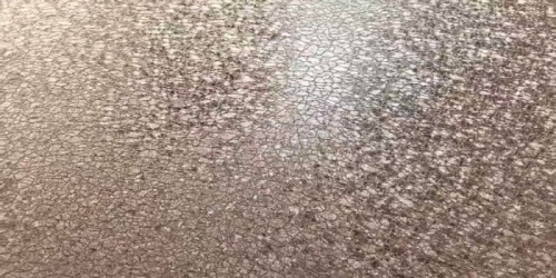 Processus de fabrication d'une tôle d'acier à revêtement coloré au fini mat avec un motif craquelé