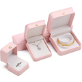 Han Hong Hong Wholesale Custom Like Gioielli Cancellatura della scatola corona di gioielli a corona Bracciale Collana a pendente Anello di pelle di pelle rosa Box1