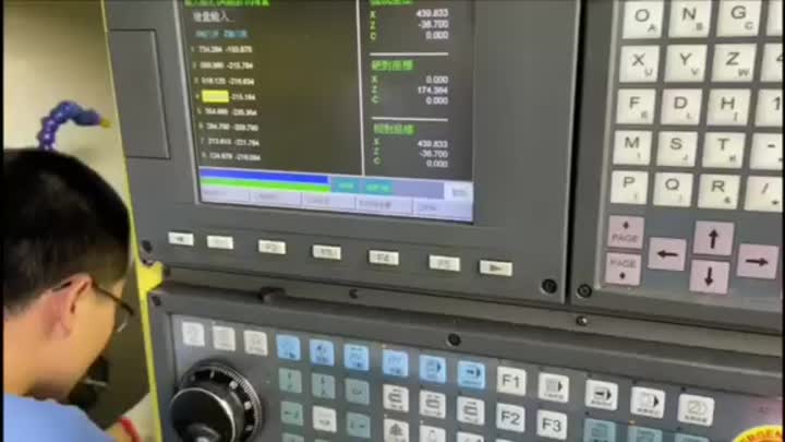 Adjustment of CNC lathe before turning.mp4