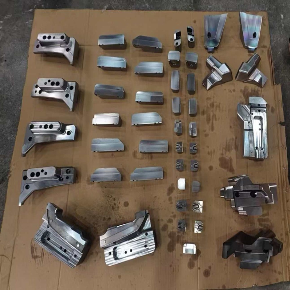 Se están procesando moldes de inyección grandes.