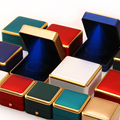 Hanhong Großhandel Custom Plastic Spray Lacked Schmuck Verpackung Box Quadrat Luxus Halskette Ring LED Schmuckschachtel1