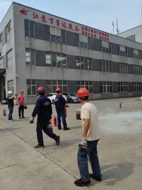 Jiangsu Wanshida Hidráulica Machinery Co., Ltd. Realiza con éxito simulacros de incendio para la seguridad de los empleados