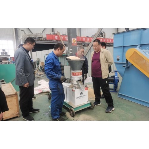 Weihai customers watch the straw pellet machine trial machine and place an order on the spot