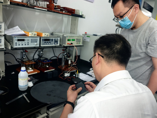 Rongchuang Kaixun présente le testeur de résistivité des plaquettes de silicium Suzhou Jingge ST2253A pour mesurer les plaquettes de silicium de grande taille