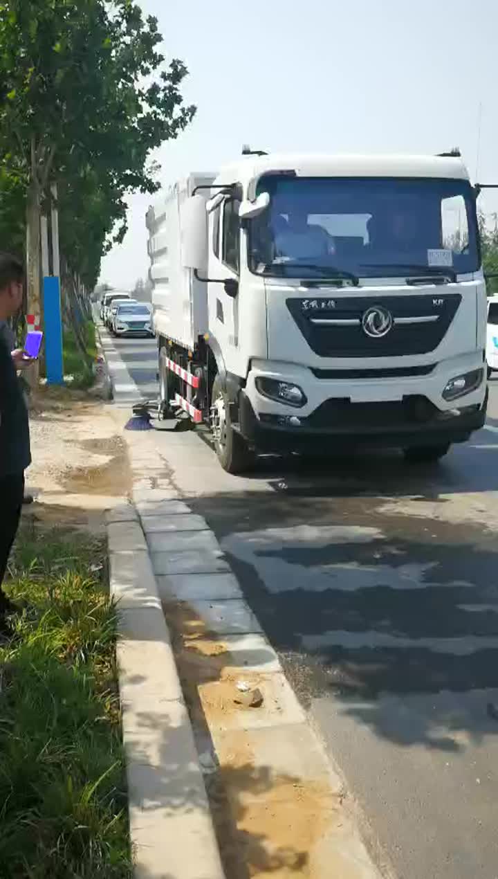 Camion per aspirapolvere spazzino su strada