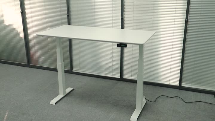 白い色の調整可能な机