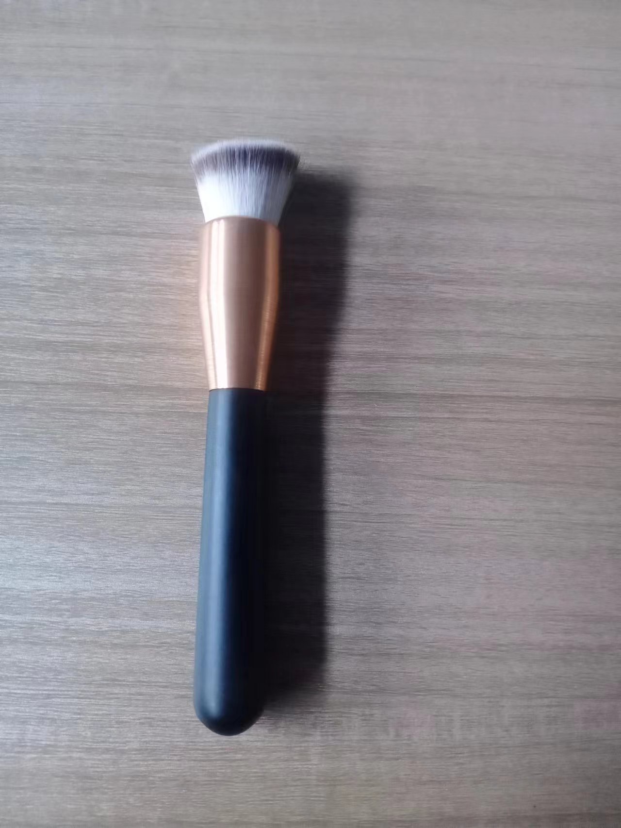 Pinceau de maquillage unique en cuivre